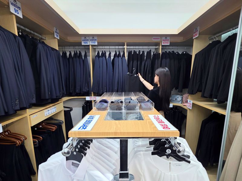 광주광역시는 구직 청년의 경제적 부담 등을 덜어주기 위해 운영 중인 '광주청년센터 토닥토닥 상무점'이 지난 2020년 개점 이후 5년간 총 1만4680명에게 면접정장 대여 서비스<사진>를 제공하며 큰 호응을 얻고 있다고 13일 밝혔다.