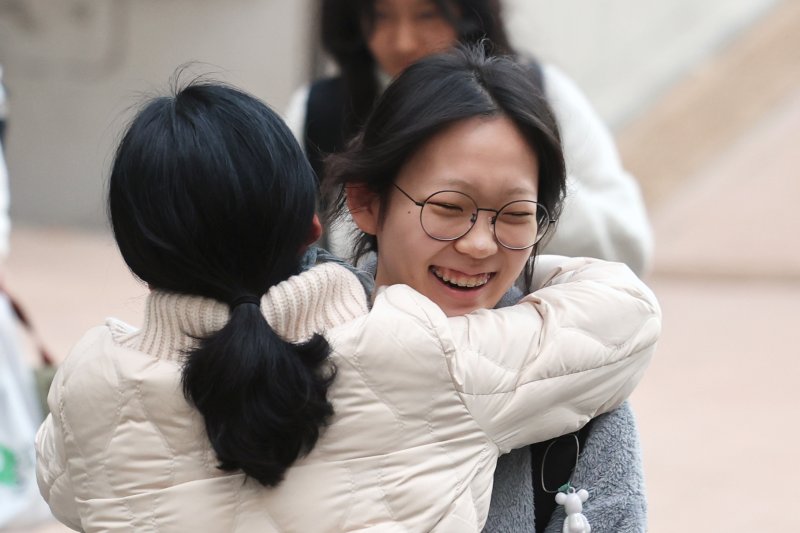 2026학년도 대학수학능력시험일인 13일 오후 서울특별시교육청 13지구 제14시험장인 서울 영등포구 여의도여자고등학교에서 수험생이 교문을 나서며 부모님과 포옹을 하고 있다. 2025.11.13/뉴스1 ⓒ News1 황기선 기자