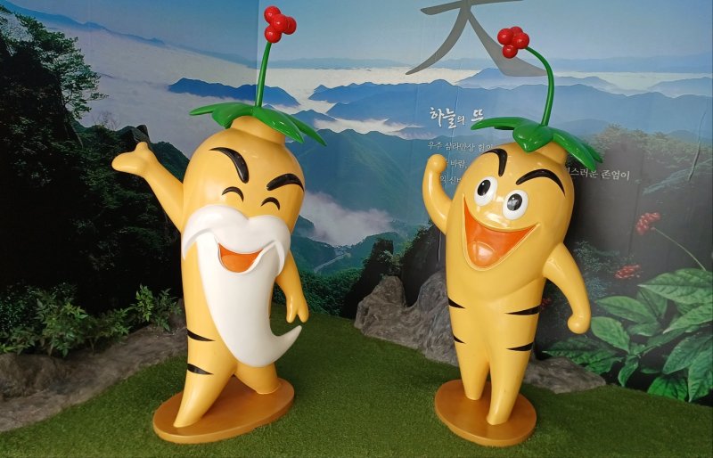 금산 인삼 마스코트 '삼신령'(왼쪽)과 '삼동이'