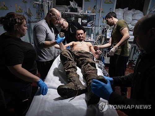 우크라이나 의료진이 병사를 치료하고 있다. 연합뉴스