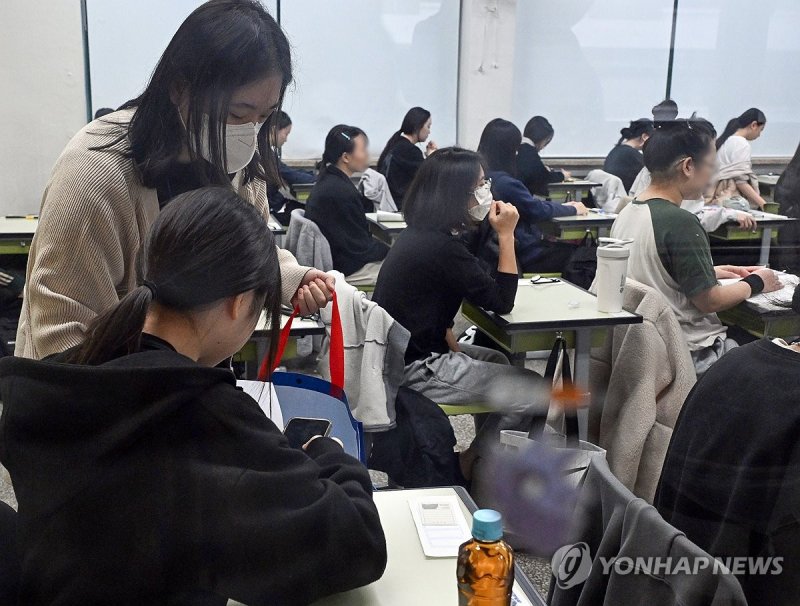 [수능] 고난도 문제에 중도 퇴실 속출…부정행위도 잇따라 덜미(종합2보)