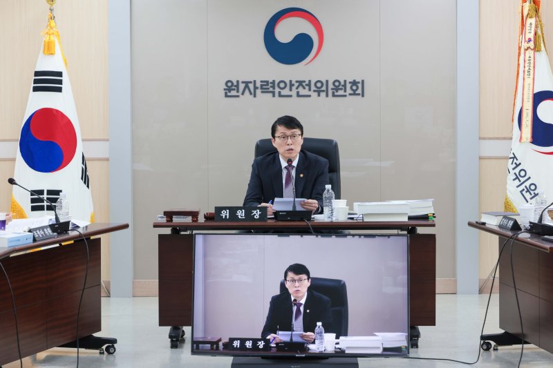 [서울=뉴시스] 최원호 원자력안전위원회 위원장이 13일 서울 중구 원자력안전위원회 대회의실에서 열린 제224회 원자력안전위원회 회의에서 위원들과 안건에 대해 논의하고 있다. 원안위는 이날 '제224회 원안위' 회의에서 고리 2호기 계속운전 허가안을 심의한 결과, 재적위원 6명 중 5명의 찬성으로 원안대로 의결했다고 밝혔다. (사진=원자력안전위원회 제공) 2025.11.13. photo@newsis.com *재판매 및 DB 금지