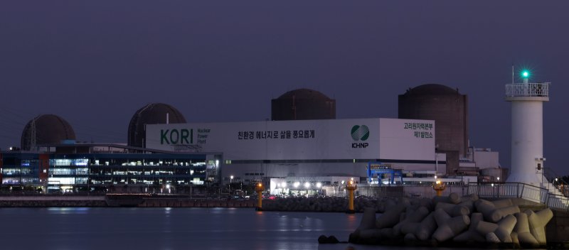 [부산=뉴시스] 하경민 기자 = 원자력안전위원회가 13일 고리원자력발전소 2호기 계속운전 허가를 승인했다. 이에 가동이 중지됐던 고리원전 2호기는 2033년 4월8일까지 다시 운전이 가능해졌으며, 원전 당국은 내년 2월 재가동을 위해 설비 개선에 착수한다. 이날 오후 부산 기장군의 한 마을에서 바라본 고리원전 2호기(오른쪽 두번째)와 영구 정지 8년 만인 지난 6월 해체가 결정된 고리원전 1호기(맨 오른쪽) 모습. 2025.11.13. yulnetphoto@newsis.com