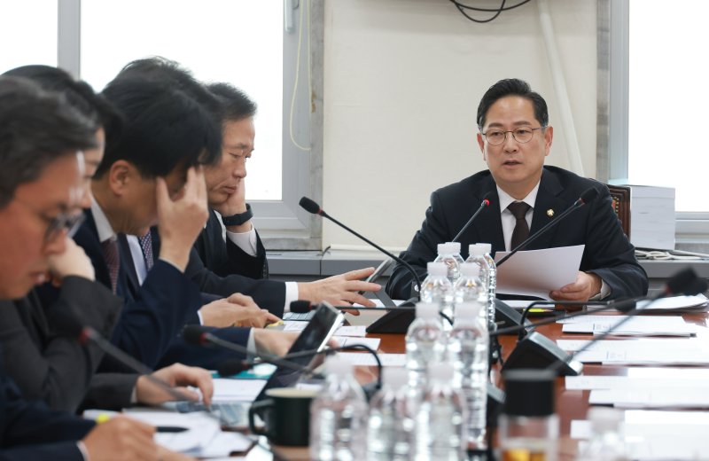 [서울=뉴시스] 고승민 기자 = 12일 서울 여의도 국회에서 열린 기획재정위원회 제2차 조세소위원회에서 박수영 의원장이 회의를 주재하고 있다. 2025.11.12. kkssmm99@newsis.com