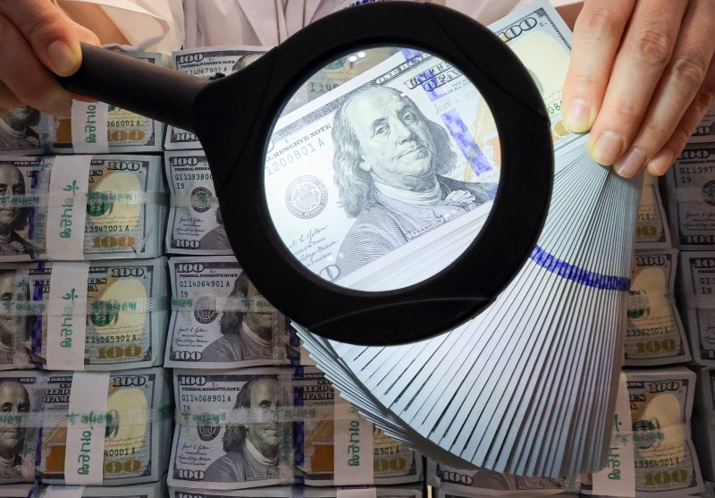 서울 중구 하나은행 위변조대응센터에 놓인 달러화. 2025.11.5/뉴스1 ⓒ News1 이호윤 기자