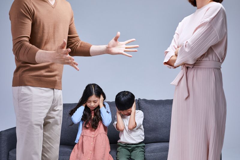 딸 데리고 상간남 자취방에 간 아내, 안방에서..