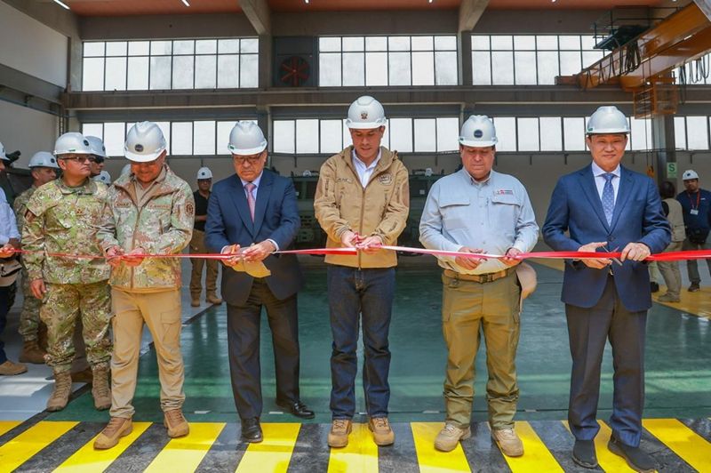페루 리마에서 개최된 특수·군용 차량 생산 공장 준공식에서 세사르 디아스 국방장관, 알도 프리에토 교통통신장관, 호세 헤리 페루 대통령, 빈센테 티불시오 내무장관, STX 박상준 대표이사(왼쪽부터)가 커팅식을 진행하고 있다. STX 제공