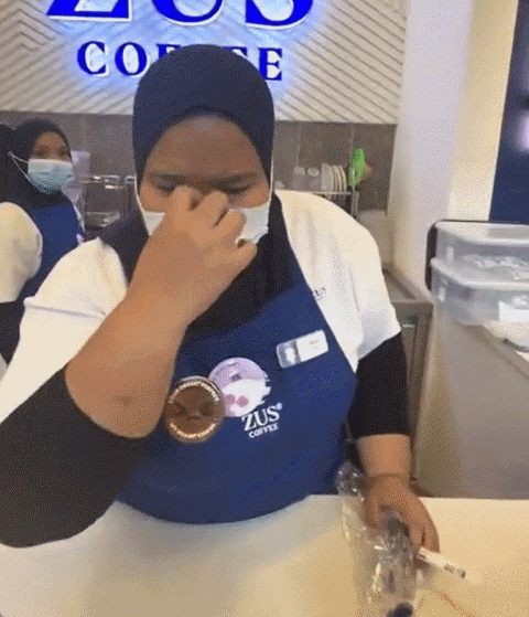 "느리잖아" 카페 직원에게 뜨거운 커피 집어던진 중국인