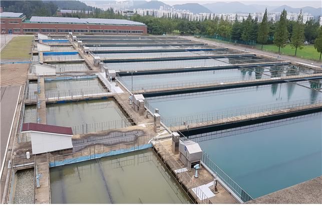 인천시는 수산정수장 고도정수처리시설 건설공사를 위해 오는 25∼27일 수산정수장 가동을 일시 중지하나 수계전환(인접 정수장에서 물 흐름을 바꿔 대체 공급)을 통해 단수 없이 수돗물을 정상 공급할 예정이다. 사진은 수산정수장 전경.