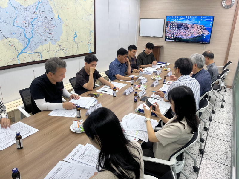 광주광역시 상수도본부가 건축주에 대한 원인자부담금 부과 관련 전국 첫 소송에서 승소해 11억원을 절감할 수 있게 됐다. 사진은 원인자부담금 소송 대응 회의 모습. 광주시 상수도본부 제공