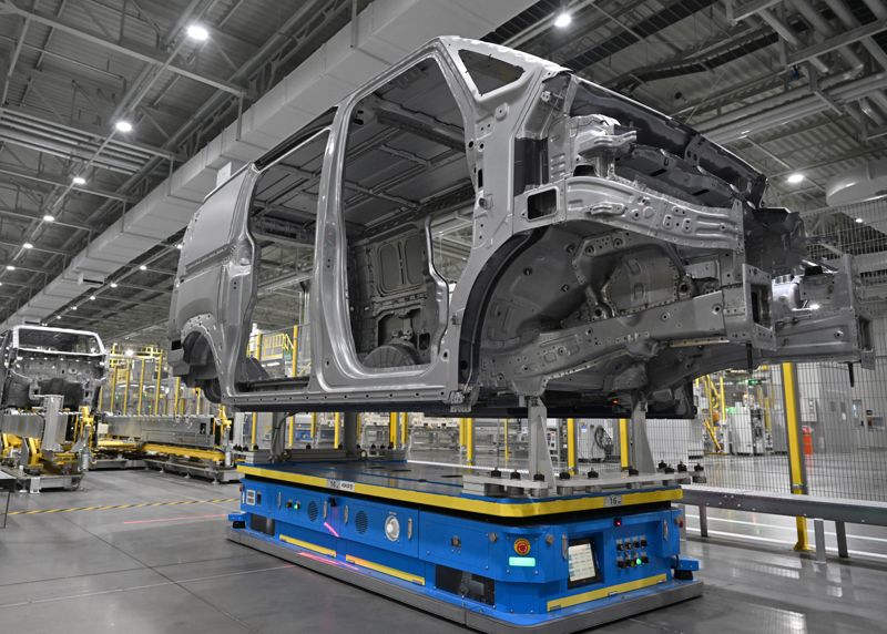 무인운반차량(AGV)이 PV5 차체를 운반하는 모습. 기아 제공.