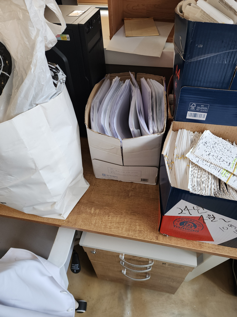 경찰은 수사 과정에서 병원 운영자들이 환자 진료기록·정산 내역 등을 박스 단위로 보관해 온 모습을 확인했다. 경찰은 이 자료들을 토대로 병원·약국·제약도매상 간 리베이트 흐름을 파악했다. 서울경찰청 제공