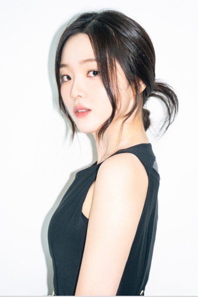 강나언, 청초함부터 시크 매력까지…비주얼 빛나는 새 프로필 공개