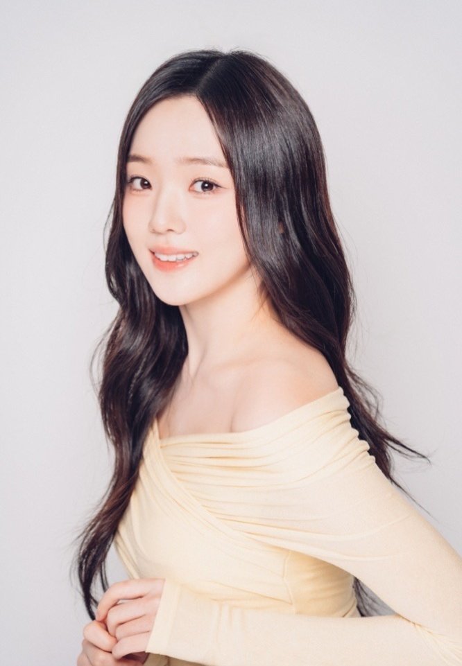 강나언, 청초함부터 시크 매력까지…비주얼 빛나는 새 프로필 공개