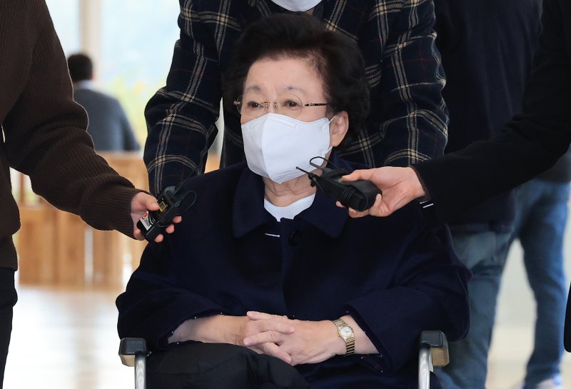 김건희, 근정전에서 설명하는데 계단 올라 가더니..