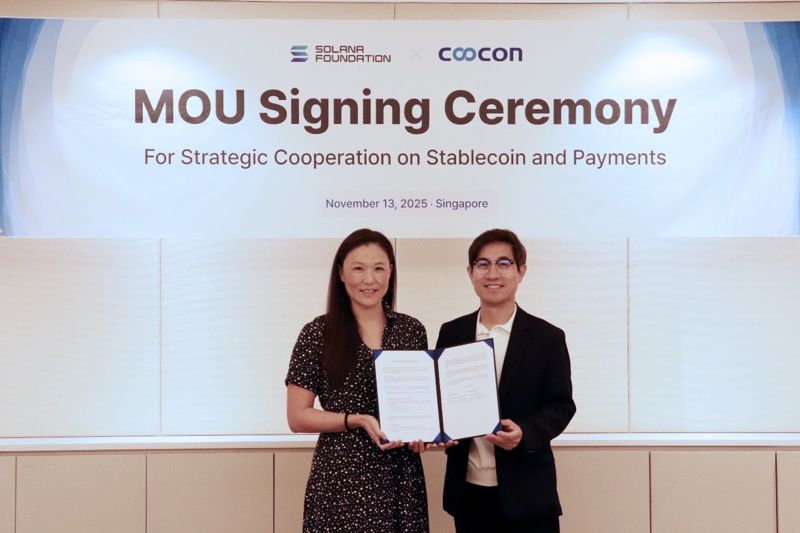 비즈니스 데이터 플랫폼 기업 쿠콘이 지난 13일 싱가포르에서 솔라나 재단(Solana Foundation)과 스테이블코인 기반 결제 솔루션 개발 및 글로벌 결제 인프라 확장을 위한 전략적 업무협약(MOU)을 체결한 후 릴리 리우(Lily Liu) 솔라나 재단 회장과 김종현 쿠콘 대표이사(오른쪽)이 기념촬영하고 있다. 쿠콘 제공