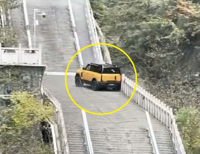 장가계 999개 계단 오르던 中 SUV, 난간 훼손..왜?