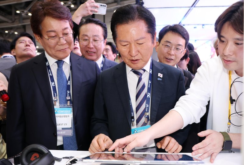 정청래 더불어민주당 대표가 14일 부산 해운대구 벡스코에서 열린 글로벌 바카라사이트 벳페어전시회 '지스타 2025' 행사장을 방문, 신작 바카라사이트 벳페어을 체험하고 있다. /사진=뉴시스