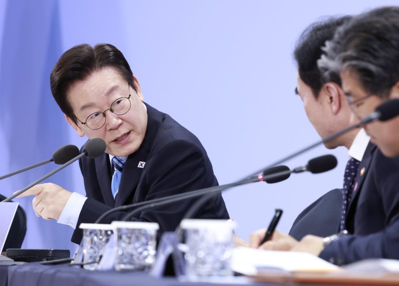 이재명 대통령이 14일 경기 파주시 라이브러리스테이 지지향에서 열린 '경기 북부의 마음을 듣다' 타운홀 미팅 간담회에서 안규백 국방부 장관에게 질문하고 있다. 대통령실통신사진기자단