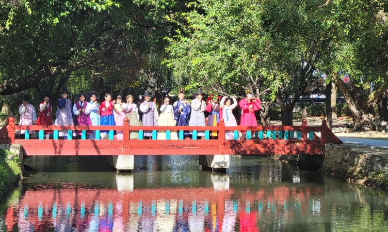 [남원=뉴시스] 전북 남원 광한루원을 찾은 관광객들이 한복을 차려 입은 채 사진을 찍고 있다. (사진=남원시 제공) 2025.11.14. photo@newsis.com *재판매 및 DB 금지