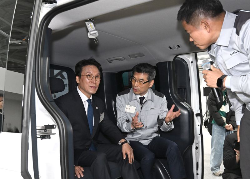 김민석 국무총리(왼쪽)가 14일 경기 화성에 위치한 기 EVO Plant East 생산 현장에 방문해 PV5 등 전시물을 둘러보고 있다. 기아 제공.