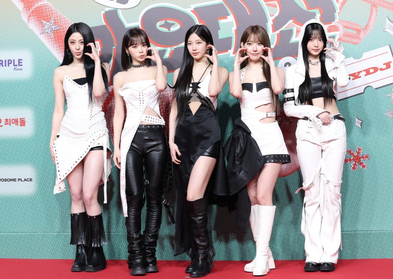 르세라핌 팬덤, 뉴진스 어도어 복귀 선언에 트럭 시위…반드시 분리하라