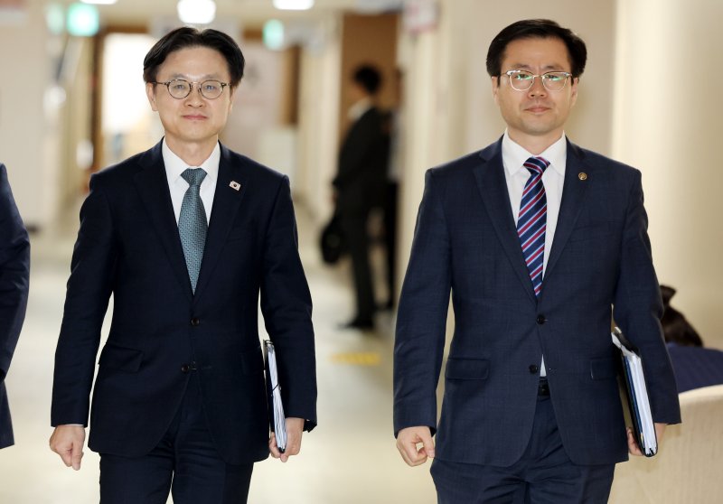 [서울=뉴시스] 추상철 기자 = 김정관(왼쪽) 산업통상부 장관과 여한구 통상교섭본부장이 14일 오후 서울 종로구 정부서울청사에서 '한미 관세협상 팩트시트 및 MOU' 관련 브리핑을 위해 브리핑실로 들어서고 있다. 2025.11.14. scchoo@newsis.com