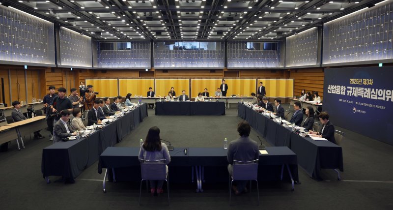 [서울=뉴시스] 김정관 산업통상자원부 장관이 25일 서울 중구 대한상공회의소에서 열린 '제3차 산업융합 규제특례 심의위원회'에서 발언하고 있다. (사진=산업통상자원부 제공) 2025.09.25. photo@newsis.com *재판매 및 DB 금지