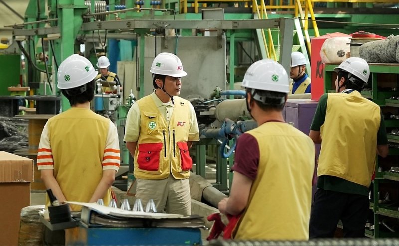 '김부장 이야기' 류승룡, 정리해고 피하기 위한 공장 직원들과 눈치게임