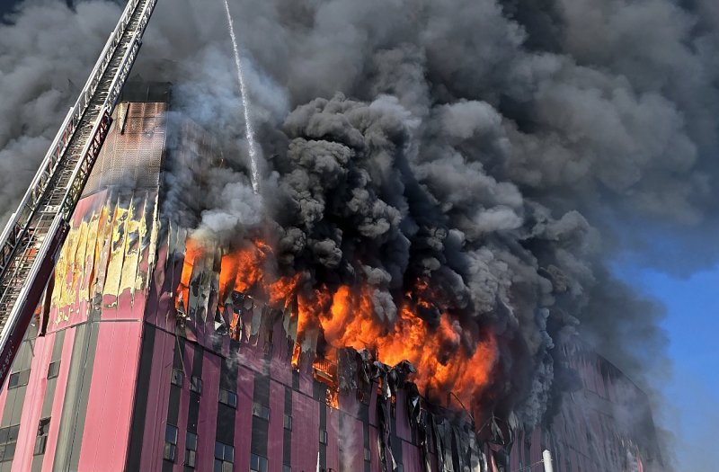 15일 오전 충남 사설 바카라 동남구 이랜드패션 사설 바카라 화재가 발생해 검은 연기와 함께 화염이 치솟고 있다. 뉴스1
