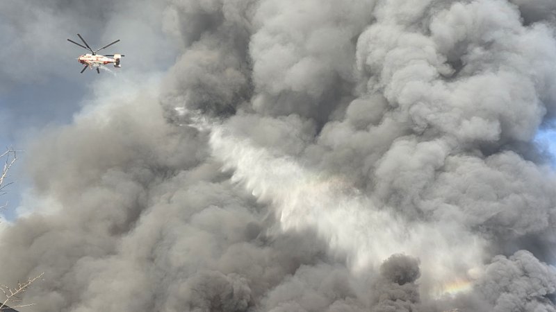 15일 오전 충남 천안 동남구 이랜드패션 물류센터에서 화재가 발생해 소방헬기가 물을 뿌리고 있다. 소방 당국 대응 2단계로 격상해 화재를 진화 중이다. 2025.11.15/뉴스1 ⓒ News1 이시우 기자