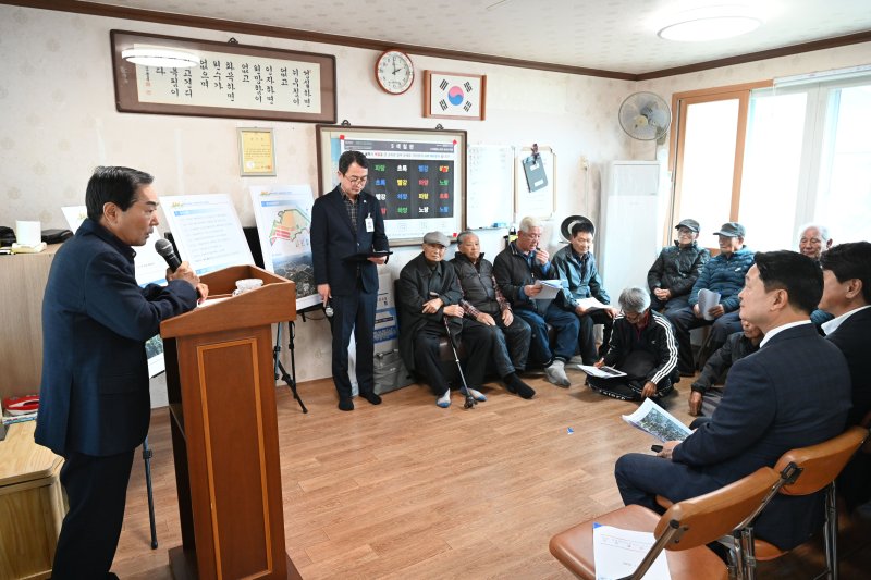 [바카라 사이트=뉴시스] 성낙인 군수가 주민설명회에 참석해 주민들에게 사업 진행 상황에 대해 설명하고 있다. (사진= 바카라 사이트군 제공) 2025.11.15. photo@newsis.com *재판매 및 DB 금지
