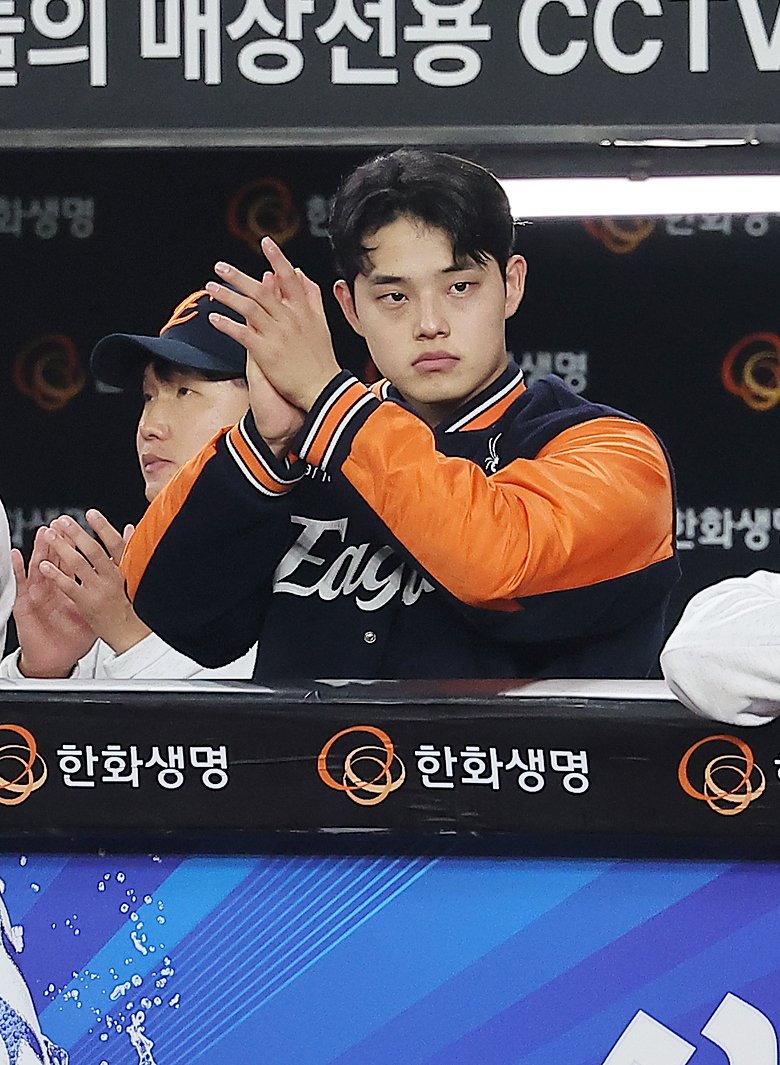 31일 대전 한화생명볼파크에서 열린 프로야구 2025 신한 SOL뱅크 KBO 포스트시즌 한국시리즈 5차전 LG 트윈스와 한화 이글스의 경기, 한화 에볼루션 바카라가 선발로 등판해 1회초만 소화한 뒤 더그아웃에서 경기를 지켜보고 있다. 2025.10.31/뉴스1 ⓒ News1 김진환 기자