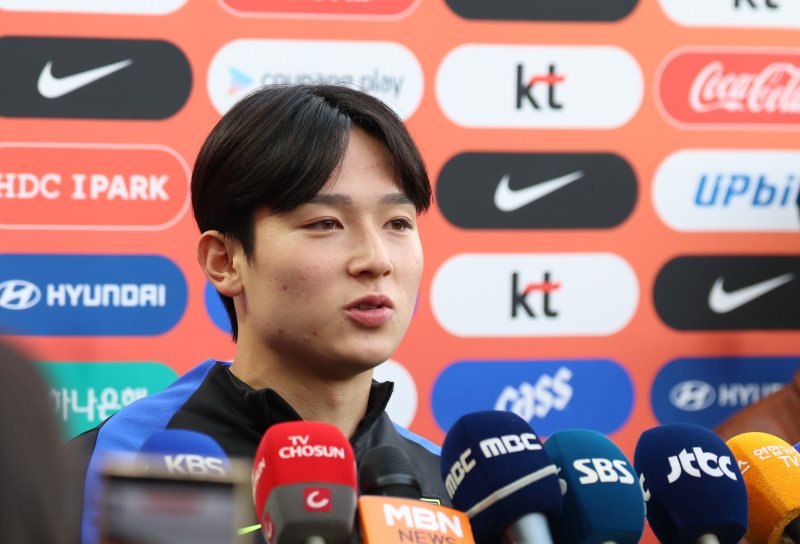 [천안=뉴시스] 이영환 기자 = 대한민국 축구 국가대표팀 양민혁이 11일 오후 충남 천안시 서북구 대한민국 축구종합센터에서 오픈 트레이닝을 앞두고 인터뷰를 하고 있다. 2025.11.11. 20hwan@newsis.com