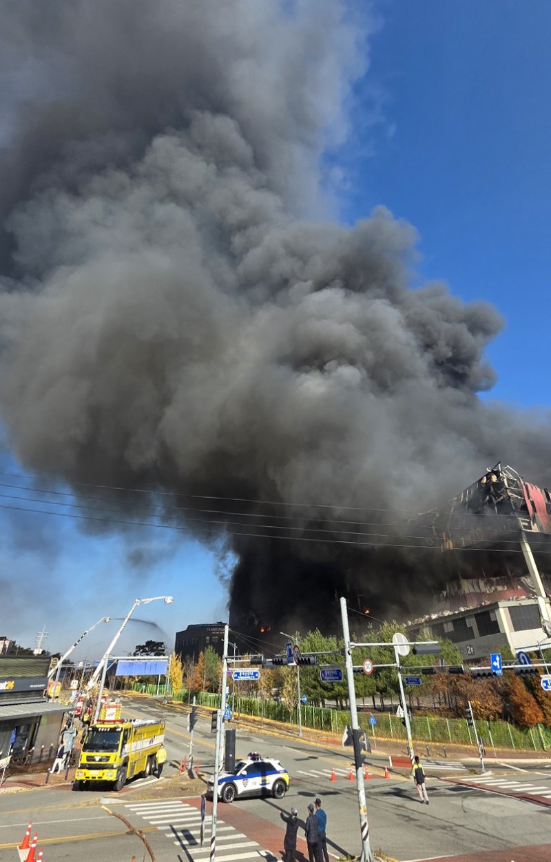 15일 오전 충남 천안 동남구 이랜드패션 바카라사이트 소울카지노에서 화재가 발생해 검은 연기가 피어오르고 있다. 소방 당국은 대응 2단계로 격상해 화재를 진화 중이다. 2025.11.15/뉴스1 ⓒ News1 이시우 기자