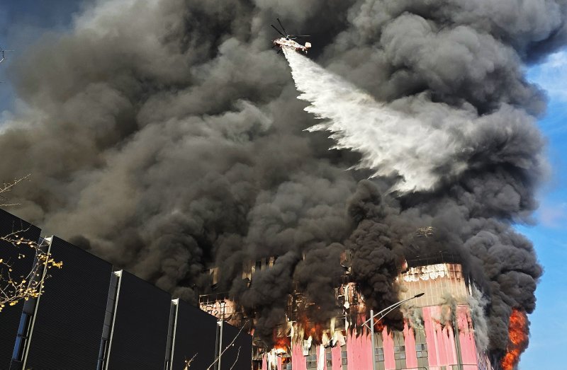 15일 오전 충남 천안 동남구 이랜드패션 바카라사이트 소울카지노에서 화재가 발생해 소방헬기가 물을 뿌리고 있다. 소방 당국은 대응 2단계로 격상해 화재를 진화 중이다. 2025.11.15/뉴스1 ⓒ News1 이시우 기자