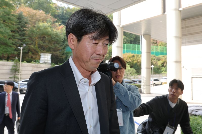 바카라사이트 신고 개발 비리 의혹 사건에 연루돼 특정경제범죄 가중처벌법상 배임 등 혐의로 기소된 남욱 변호사가 31일 서울 서초구 서울중앙지방법원에서 열린 1심 선고공판에 출석하고 있다. 2025.10.31/바카라사이트 신고1 ⓒ News1 이광호 기자