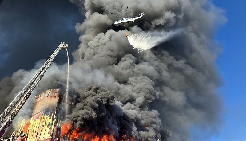 15일 오전 충남 천안 동남구 이랜드패션 물류센터에서 메이저 바카라사이트가 발생해 소방헬기가 물을 뿌리고 있다. 소방 당국 대응 2단계로 격상해 메이저 바카라사이트를 진화 중이다. 2025.11.15/뉴스1 ⓒ News1 이시우 기자