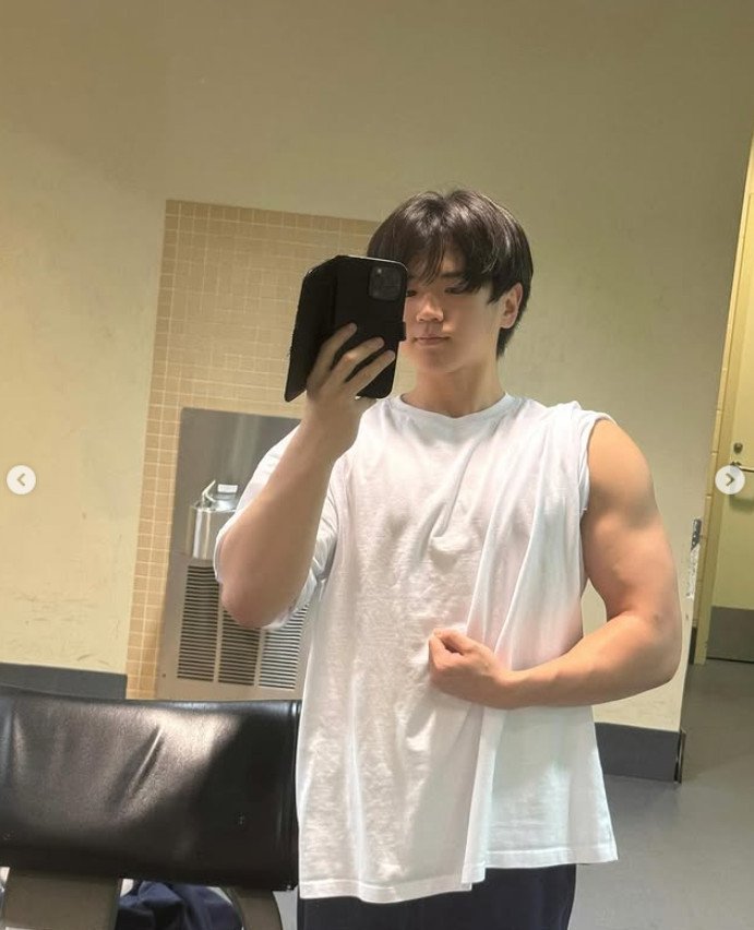 '윤민수 아들' 윤후, 마동석급 벌크업 근황…우람한 팔뚝에 태평양 어깨