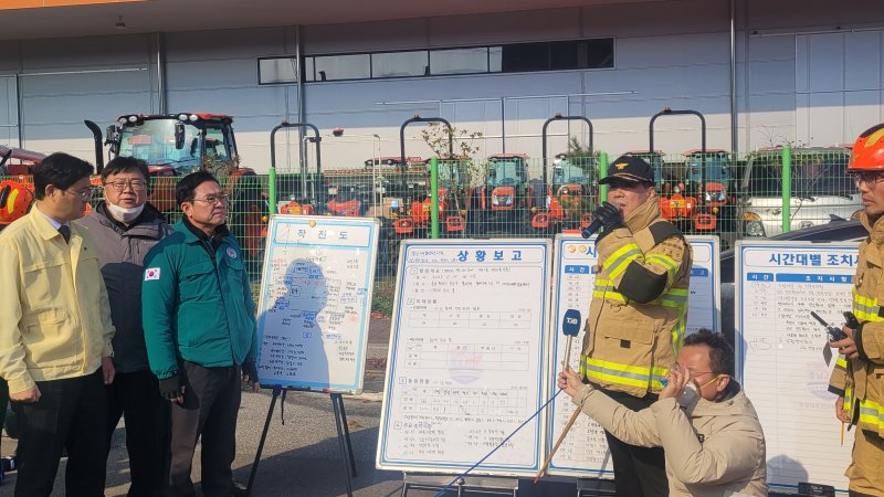 [토토 바카라=뉴시스] 최영민 기자=15일 충남 토토 바카라시 풍세면 이랜드물류센터 화재 현장에서 강종범 토토 바카라동남소방서장이 2차 언론 브리핑을 하고 있다. 2025.11.15 ymchoi@newsis.com *재판매 및 DB 금지