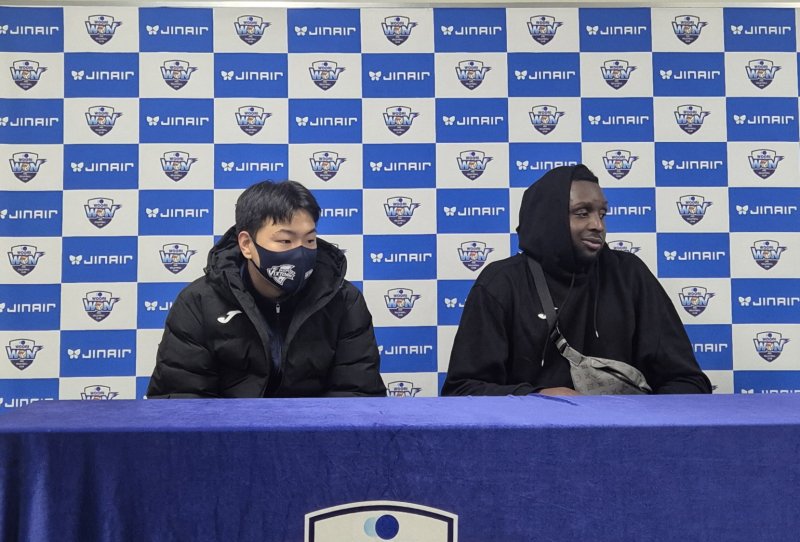 [서울=뉴시스] 문채현 기자 = 남자배구 한국전력 하승우와 메이저 바카라 사이트이 14일 서울 장충체육관에서 열린 진에어 2025~2026 V-리그 남자부 우리카드와의 경기에서 승리를 거둔 뒤 인터뷰를 하고 있다. 2025.11.14. dal@newsis.com *재판매 및 DB 금지