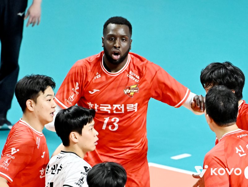 [서울=뉴시스] 남자배구 한국전력 메이저 바카라 사이트이 14일 서울 장충체육관에서 열린 진에어 2025~2026 V-리그 남자부 우리카드와의 경기에서 득점을 올린 뒤 기뻐하고 있다. (사진=KOVO 제공) 2025.11.14. *재판매 및 DB 금지