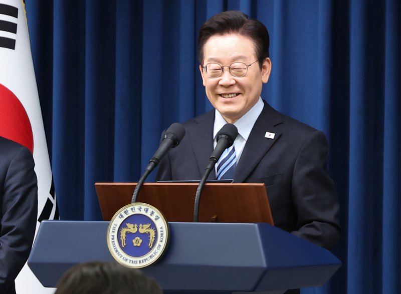 이재명 대통령이 지난 14일 서울 용산 대통령실 청사에서 한·미 바카라사이트 순위 타결 결과를 발표한 뒤 기자들의 질문에 답변하고 있다. 2025.11.14/바카라사이트 순위1 ⓒ News1 허경 기자