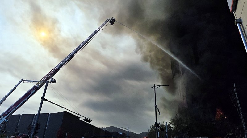 15일 오전 충남 천안 동남구 이랜드패션 물류센터에서 화재가 발생해 검은 연기와 함께 화염이 치솟고 있다. 소방 당국은 대응 2단계로 격상해 화재를 진화 중이다. 2025.11.15/뉴스1 ⓒ News1 이시우 기자