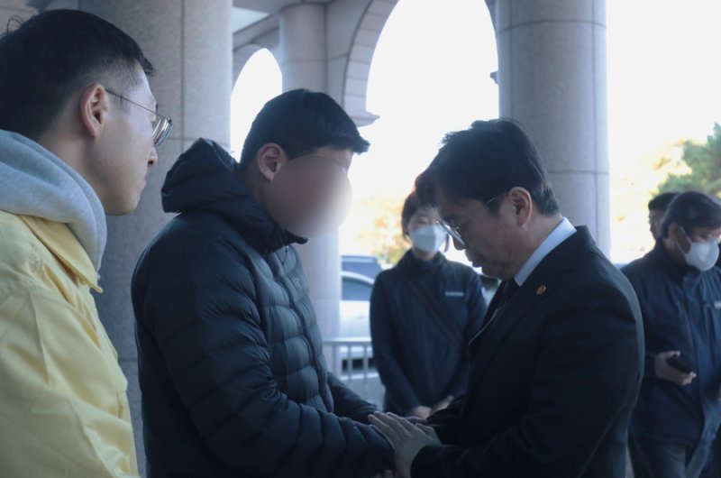 김영훈 고용노동부 장관이 15일 오전 울산화력발전소 보일러 타워 붕괴 사고 마지막 매몰자의 빈소를 찾아 유가족에게 위로를 건네고 있다. 2025.11.15/뉴스1 ⓒ News1 김세은 기자