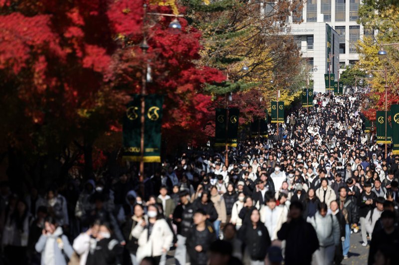 [서울=뉴시스] 홍효식 기자 = 15일 오전 서울 종로구 성균관대학교에서 열린 2026학년도 수시모집 논술시험을 마친 수험생들이 고사장을 나서고 있다. 2025.11.15. yesphoto@newsis.com
