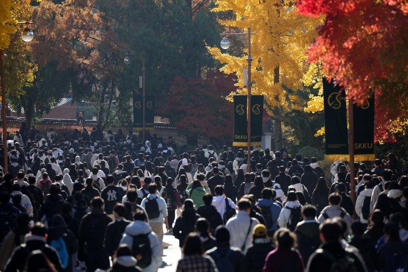[서울=뉴시스] 홍효식 기자 = 15일 오전 서울 종로구 성균관대학교에서 열린 2026학년도 수시모집 논술시험을 마친 수험생들이 고사장을 나서고 있다. 2025.11.15. yesphoto@newsis.com