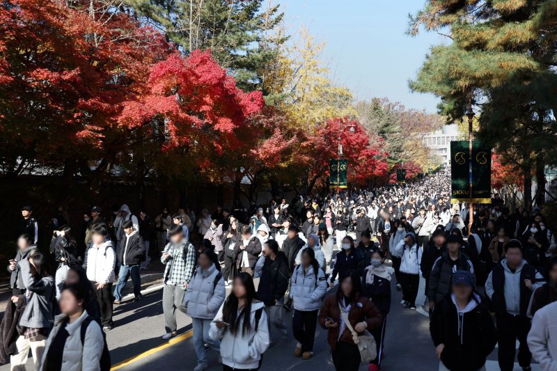[서울=뉴시스] 홍효식 기자 = 15일 오전 서울 종로구 성균관대학교에서 열린 2026학년도 수시모집 논술시험을 마친 수험생들이 고사장을 나서고 있다. 2025.11.15. yesphoto@newsis.com