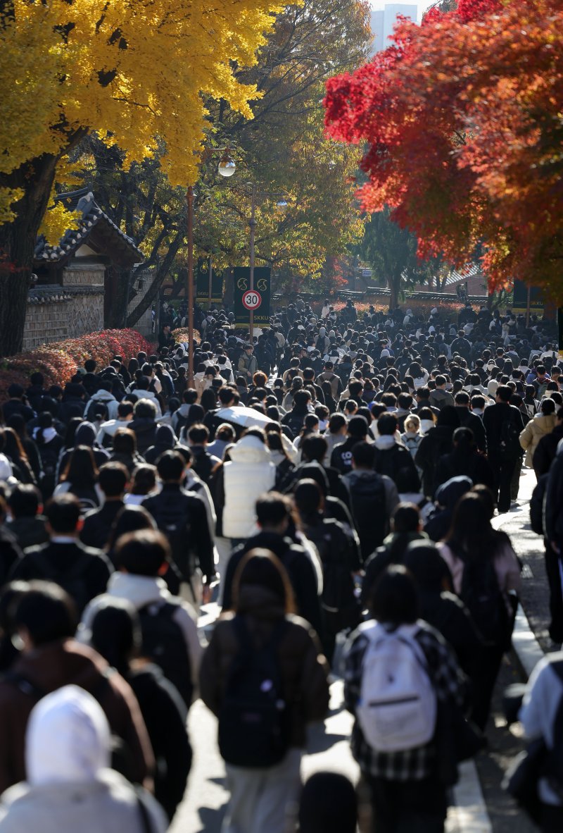 [서울=뉴시스] 홍효식 기자 = 15일 오전 서울 종로구 성균관대학교에서 열린 2026학년도 수시모집 논술시험을 마친 수험생들이 고사장을 나서고 있다. 2025.11.15. yesphoto@newsis.com