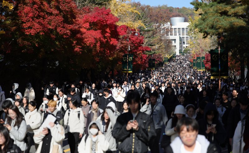 [서울=뉴시스] 홍효식 기자 = 15일 오전 서울 종로구 성균관대학교에서 열린 2026학년도 수시모집 논술시험을 마친 수험생들이 고사장을 나서고 있다. 2025.11.15. yesphoto@newsis.com
